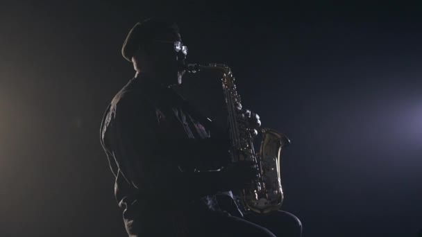 Musician playing the saxophone — Stock Video