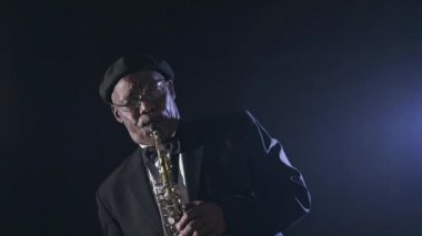 Saksafon çalan müzisyen