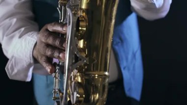 Saksafon çalan müzisyen