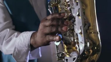 Saksafon çalan müzisyen