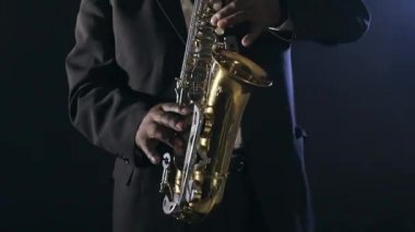 Saksafon çalan müzisyen