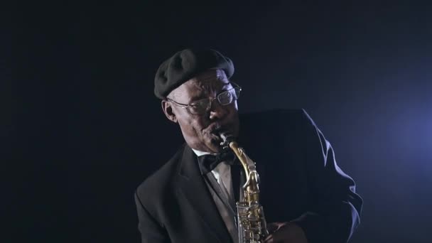 Muzikant die saxofoon speelt — Stockvideo