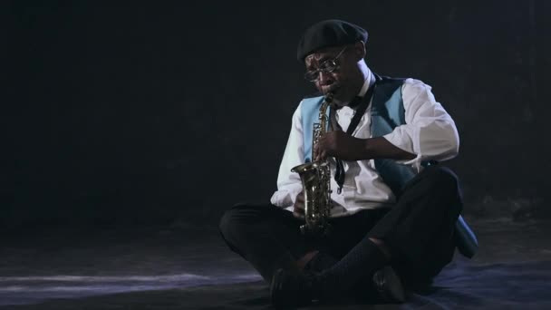 Muzikant die saxofoon speelt — Stockvideo