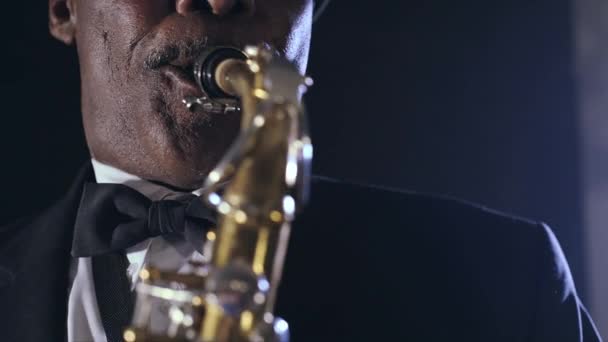 Музыкант играет на саксофоне — стоковое видео