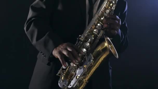 Músico tocando o saxofone — Vídeo de Stock