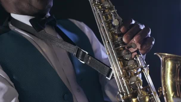 Muzikant die saxofoon speelt — Stockvideo