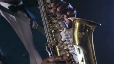 Saksafon çalan müzisyen