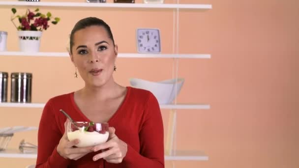 Mulher comer dieta — Vídeo de Stock