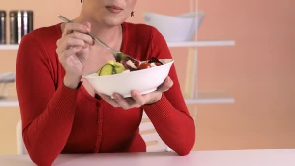 Mujer comiendo ensalada dietética — Vídeo de stock