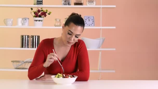 Mujer comiendo ensalada dietética — Vídeo de stock