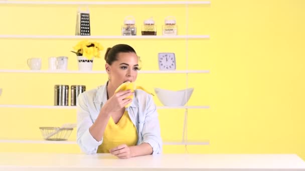 Vrouw eten banaan — Stockvideo