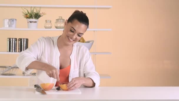 Frau isst Grapefruit — Stockvideo