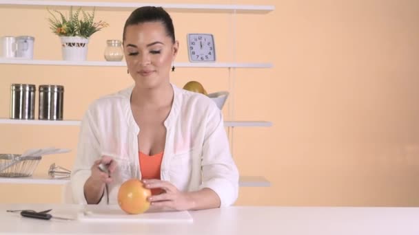 Vrouw eten grapefruit — Stockvideo