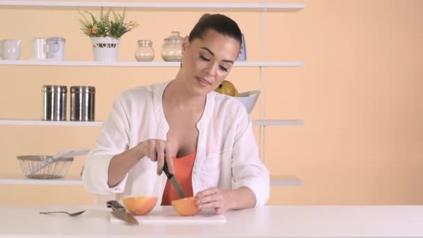 Woman eating grapefruit — Stock Video