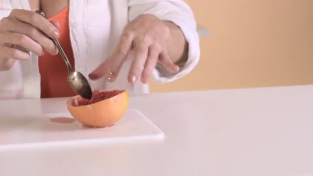 Frau isst Grapefruit — Stockvideo