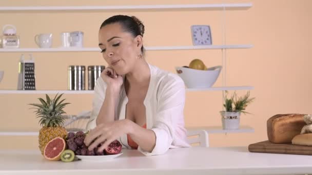 Mulher comer alimentos saudáveis — Vídeo de Stock