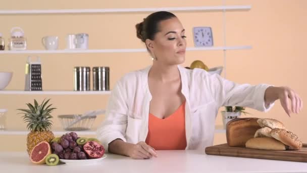 Mujer comiendo alimentos saludables — Vídeo de stock