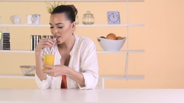 Mujer bebiendo jugo de naranja — Vídeo de stock