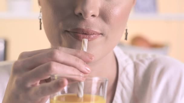 Žena pije pomerančový džus — Stock video