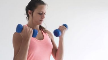 woman doing bicep curl exercises