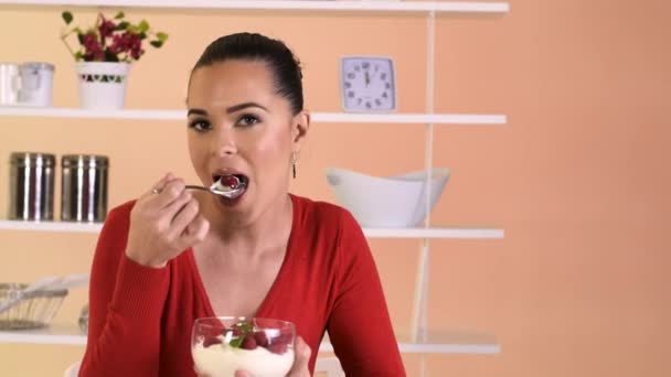 Mujer comiendo dieta — Vídeo de stock