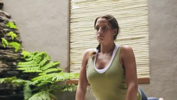 Kobieta uprawiająca jogę — Wideo stockowe
