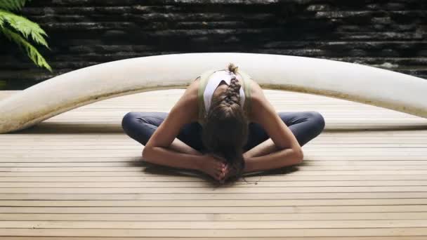 Mujer haciendo yoga — Vídeo de stock