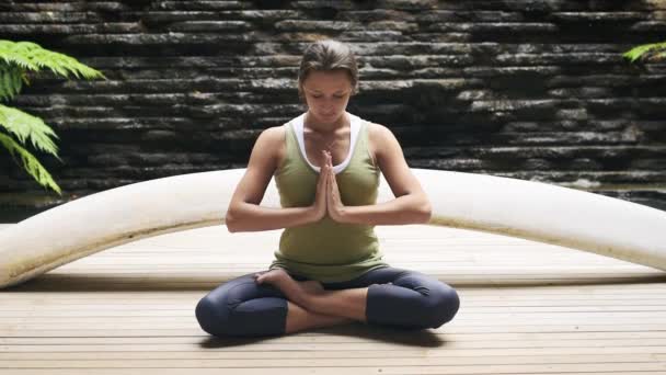 Mulher fazendo ioga — Vídeo de Stock