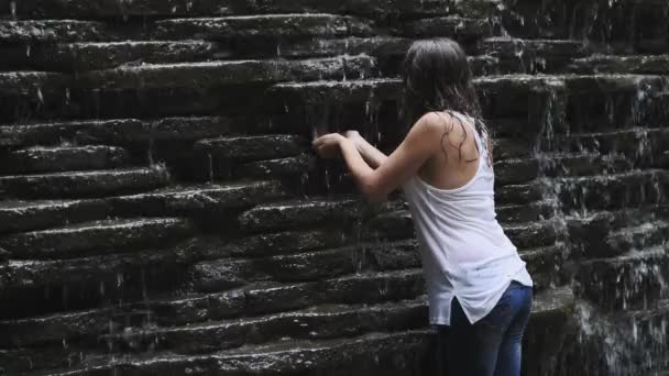 Mädchen trinkt aus Wasserfall — Stockvideo