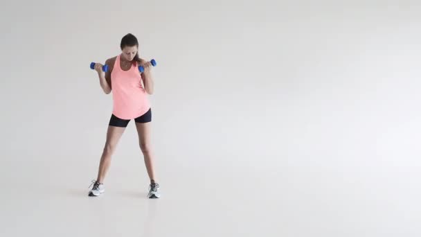 Haciendo ejercicios de curl bíceps — Vídeo de stock