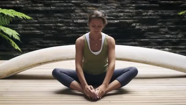 Vrouw doet yoga — Stockvideo