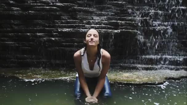 Девушка распыляет воду — стоковое видео