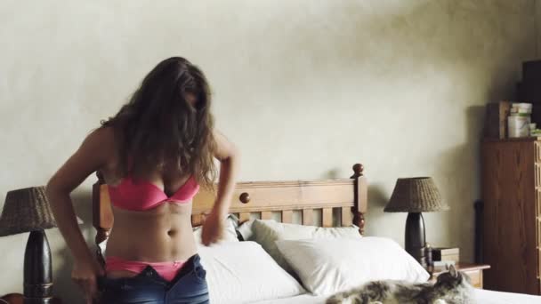 Chica tratando de exprimir en apretado jeans — Vídeo de stock
