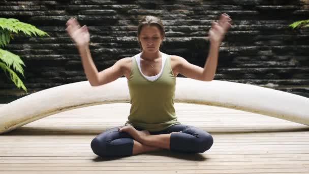 做瑜伽的女人 — 图库视频影像