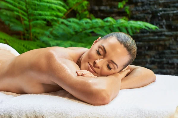 Asiatico indietro massaggio theraphy spa Caldo pietra — Foto Stock