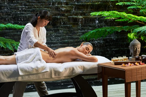 Asian back massage theraphy spa hot stone — Stock Photo, Image