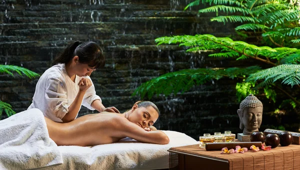 Asian back massage theraphy spa hot stone — Stock Photo, Image