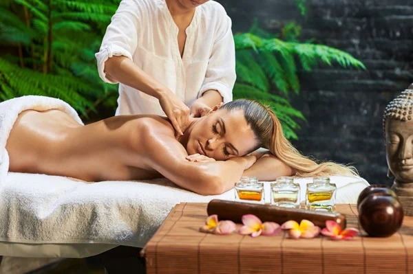 Asiatico indietro massaggio theraphy spa Caldo pietra — Foto Stock