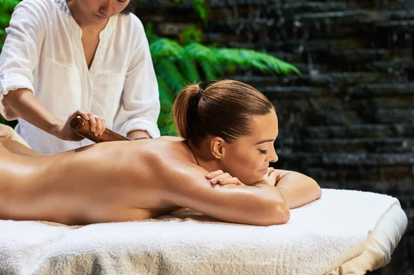 Asiático espalda masaje theraphy spa caliente piedra —  Fotos de Stock