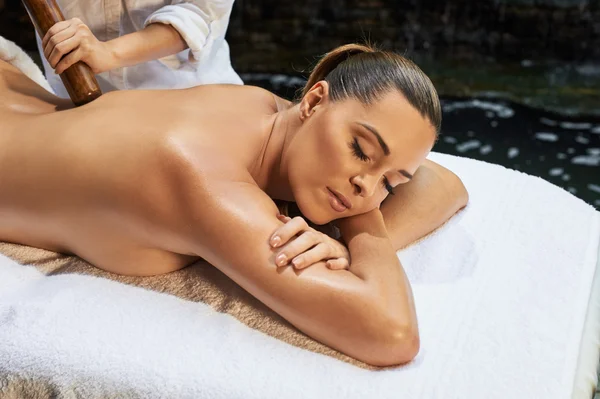 Asiatiska tillbaka massage theraphy spa hot stone — Stockfoto