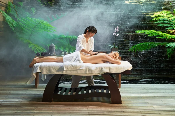 Asiático espalda masaje theraphy spa caliente piedra — Foto de Stock