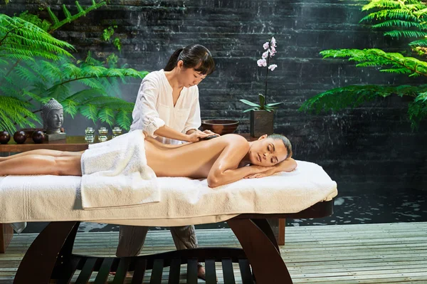 Asiatiska tillbaka massage theraphy spa hot stone — Stockfoto