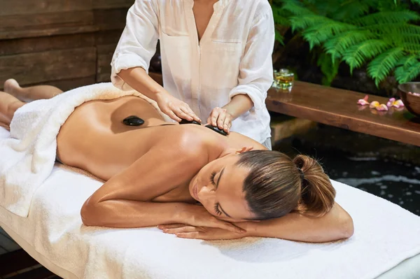 Asian back massage theraphy spa hot stone — Stock Photo, Image