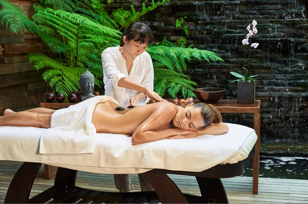 Asiático espalda masaje theraphy spa caliente piedra — Foto de Stock