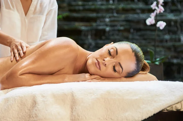 Aziatische terug massage therapie spa hete steen — Stockfoto