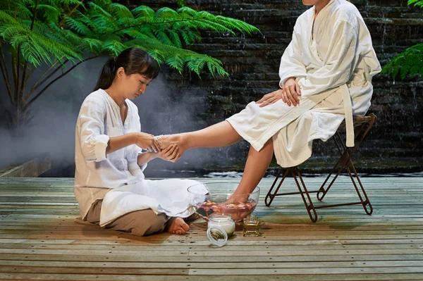 Aziatische voetmassage zouten zachte kuur — Stockfoto