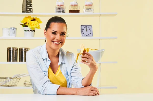 Attraktiv kvinna Tjej äter banan hälsosam mat — Stockfoto