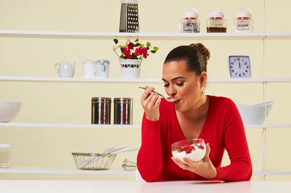 Jordgubbar grädde mellanmål hälsa hälsosam kost vikt förlust yoghurt — Stockfoto