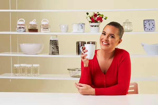 Beautiful healthy woman drinking coffee or tea in a mug — Stock Photo, Image