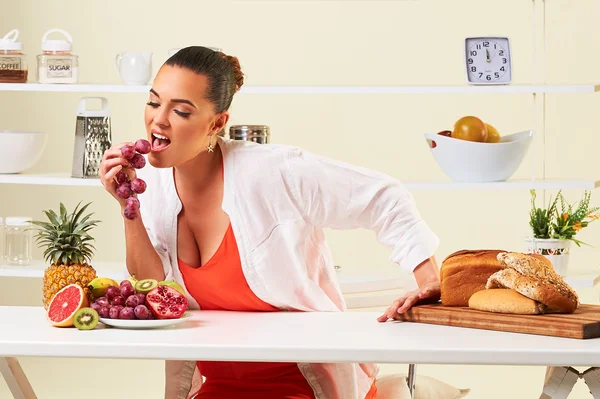 Uva de frutas comer lanche saudável dieta saudável, perda de peso toranja — Fotografia de Stock